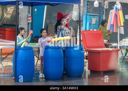 BANGKOK, THAÏLANDE, APR 13 2024, les gens pulvérisent de l'eau pour célébrer le festival traditionnel de Songkran, Banque D'Images