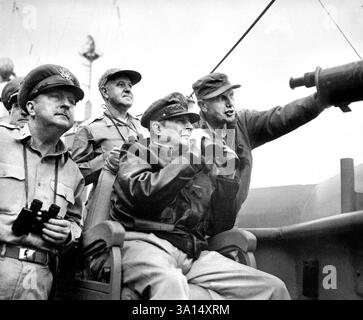 Le brigadier général américain Courtney Whitney ; le général américain Douglas MacArthur, commandant en chef des forces de l'ONU ; et le major général américain Edward Almond, observant le bombardement d'Inchon depuis l'U.S.S. Mt. McKinley, U.S. Army signal corps, 15 septembre 1950 Banque D'Images
