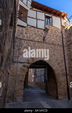 Beau village de Poza de la Sal, Burgos, Castilla y Leon, Espagne, avec ses maisons à colombages. Banque D'Images