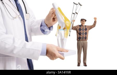 Homme âgé heureux tenant des béquilles vers le haut et récupérant après la chirurgie du genou isolé sur fond blanc Banque D'Images