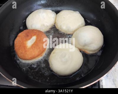 Beignets frits traditionnels allemands ou autrichiens sans trou, appelés Krapfen, Berliner ou Pfannkuchen Banque D'Images