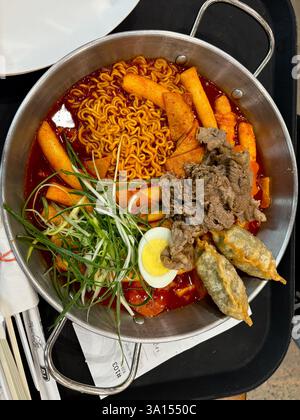 Tteokbokki dans la table Banque D'Images