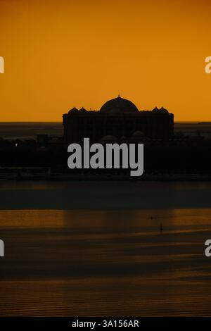 Emirates Palace Silhouette contre un coucher de soleil doré à Abu Dhabi Banque D'Images