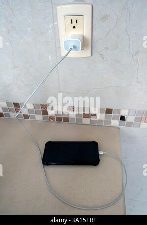 Sartphone en cours de charge de la prise d'hôtel câble électrique USB USB-C iphone Apple communication Banque D'Images