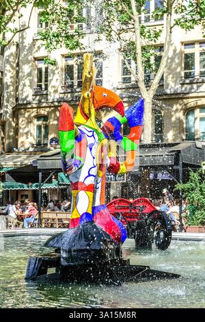Sculpture cinétique fantaisiste de Niki de Saint Phalle dans la fontaine Stravinsky près du Centre Pompidou, Paris 75004, France. Banque D'Images