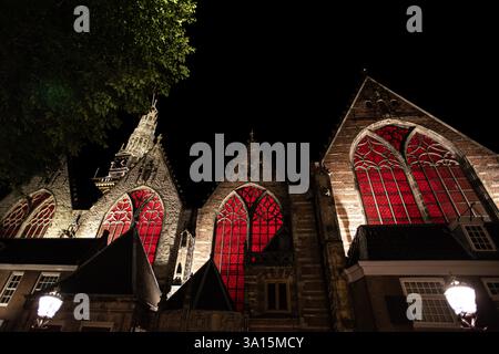 Historique Oude Kerk avec vitraux rouges - Amsterdam, pays-Bas Banque D'Images