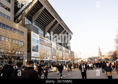 Copenhague, Danemark. 06 mars 2025. Les fans du FC Copenhague ont vu à l'extérieur du stade Parken avant†le match de l'UEFA Conference League 2024/25 Round of 16 entre le FC Copenhague et le Chelsea FC. Score final : F.C. Copenhagen 1 - 2 Chelsea FC crédit : SOPA images Limited/Alamy Live News Banque D'Images