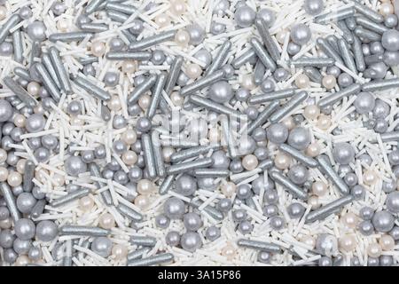 Argent et blanc saupoudré fond - mélange métallique de décoration de cuisson avec perles, jimmies et brins de sucre pour la décoration de gâteau et la confiserie Ph Banque D'Images