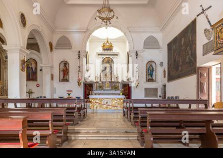 Piran, Slovénie - 29 août 2024 : église intérieure du monastère franciscain iof Piran à la péninsule d'Istrie le long de la mer Adriatique en Slovénie Banque D'Images