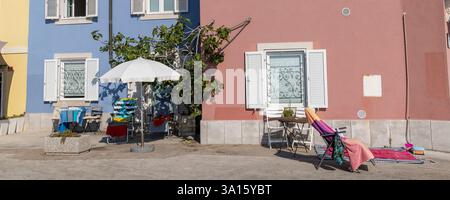 Piran, Slovénie - 29 août 2024 : bains de soleil dans le centre de Piran sur la péninsule d'Istrie le long de la mer Adriatique en Slovénie Banque D'Images