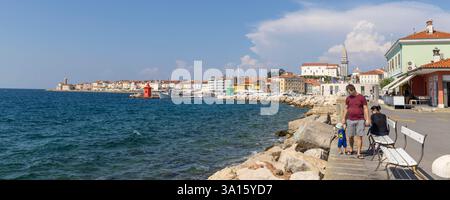 Piran, Slovénie - 29 août 2024 : vue panoramique de Piran sur la péninsule d'Istrie le long de la mer Adriatique en Slovénie Banque D'Images