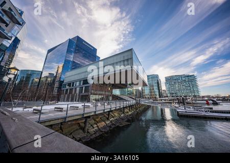 Boston, ma, États-Unis - 12 février 2025 - Institute of Contemporary Art Building, connu sous le nom de bâtiment ICA vu contre la formation spectaculaire de nuages et le ciel bleu Banque D'Images