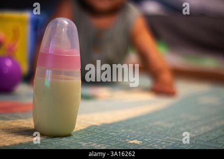 Bouteille de lait attend le bébé, fond pour la publicité et papier peint dans la scène de style de vie de nourriture et de boisson. Banque D'Images