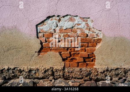 Beauté altérée – mur de briques roses fissurées. Champignon Napalm abstrait. Banque D'Images