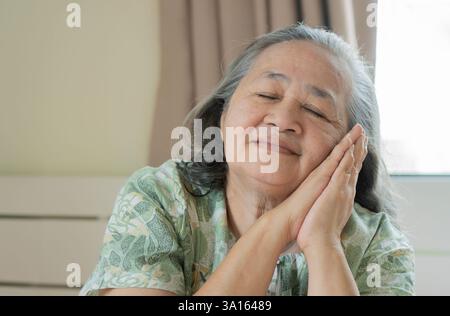 Portrait d'une femme asiatique aux cheveux gris et gaie attrayante dormant fantasmant avec un espace de copie. Banque D'Images