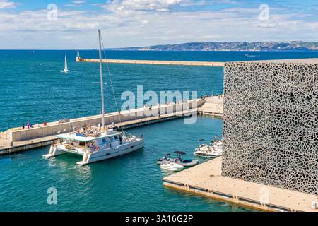 France, Bouches du Rhône, Marseille, Covid 19 ou Coronavirus Lockdown, Esplanade J4, MuCEM ou Musée des civilisations en Europe et en Méditerranée, architecte Rudy Ricciotti et Roland Carta Banque D'Images