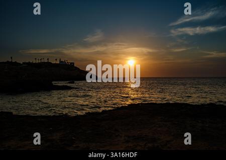 Vue d'un coucher de soleil magnifique et romantique sur la plage de Koumbara à iOS Grèce Banque D'Images