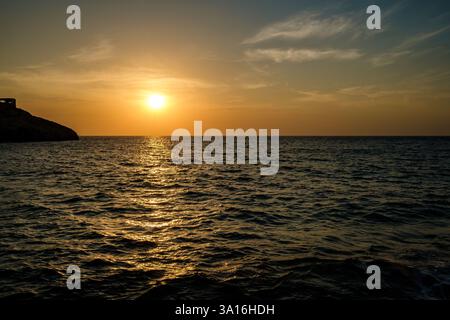 Vue d'un coucher de soleil magnifique et romantique sur la plage de Koumbara à iOS Grèce Banque D'Images