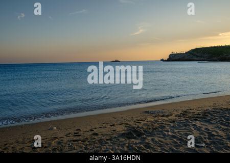 Vue d'un coucher de soleil magnifique et romantique sur la plage de Koumbara à iOS Grèce Banque D'Images