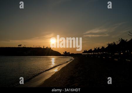 Vue d'un coucher de soleil magnifique et romantique sur la plage de Koumbara à iOS Grèce Banque D'Images