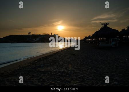 Vue d'un coucher de soleil magnifique et romantique sur la plage de Koumbara à iOS Grèce Banque D'Images