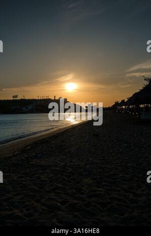 Vue d'un coucher de soleil magnifique et romantique sur la plage de Koumbara à iOS Grèce Banque D'Images