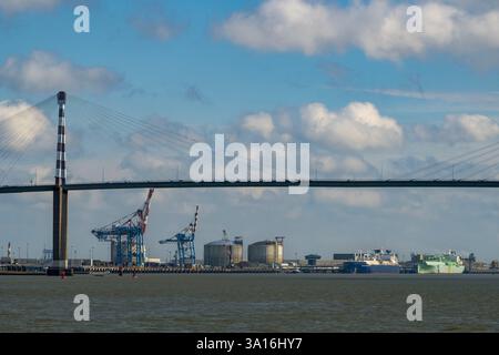 France, Loire Atlantique, estuaire de la Loire, Saint Nazaire, le pont Saint-Nazaire et le Grand port maritime de Nantes-Saint-Nazaire en arrière-plan Banque D'Images