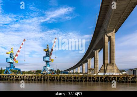 France, Loire Atlantique, Nantes, le Pont de Cheviré traversant la Loire et les quais du port de commerce de Nantes à Roche-Maurice Banque D'Images