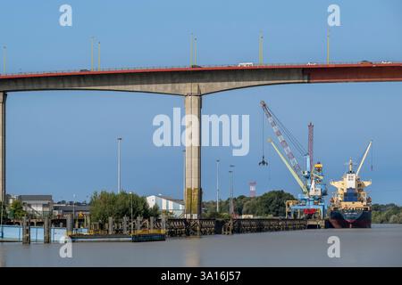 France, Loire Atlantique, Nantes, le Pont de Cheviré traversant la Loire et les quais du port de commerce de Nantes à Cheviré Banque D'Images