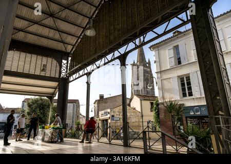 France, Charente maritime, Saintonge, le marché couvert et l'église Saint-Pierre-de-Sales dans le centre ville de Marennes Banque D'Images