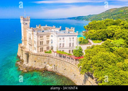 Vue aérienne du château de Miramare sur la côte Adriatique, Trieste, Italie Banque D'Images