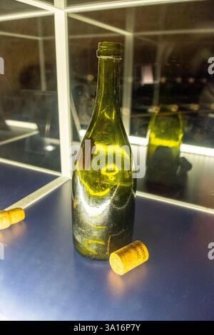 France, Marne, Reims, visite de la cave de Champagne Veuve Clicquot, première bouteille Banque D'Images
