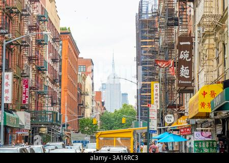 États-Unis, État de New York, New York City, Chinatown et Empire State Building Banque D'Images