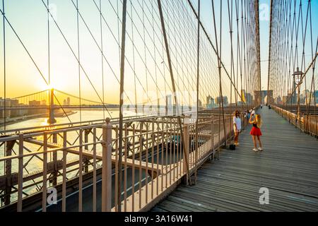 États-Unis, État de New York, New York City, vue depuis le pont de Brooklyn sur le pont de Manhattan au lever du soleil Banque D'Images