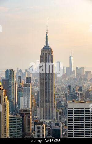 États-Unis, État de New York, New York City, Manhattan, vue générale depuis l'observatoire Top of the Rock du Rockefeller Center, l'Empire State Building Banque D'Images
