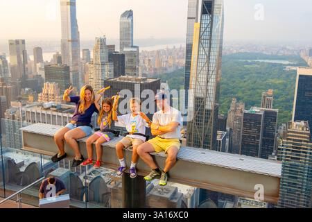 États-Unis, État de New York, New York City, Manhattan, simulation de la photo sur un faisceau de l'observatoire Top of the Rock au Rockefeller Center Banque D'Images