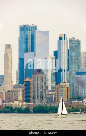 États-Unis, État de New York, New York City, vue du Manhattan Financial District du ferry vers Liberty Island (Statue de la liberté) Banque D'Images