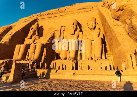 Émerveillez-vous devant la majestueuse façade du célèbre Temple de Ramsès à Abu Simbel, au bord du Nil en terre pharaonique. Témoin des statues colossales et antiques Banque D'Images