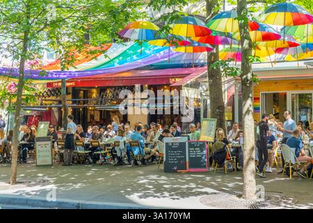 France, Paris, le Marais, terrasse de café rue des Archives Banque D'Images