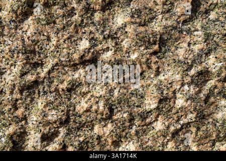 Gros plan de motifs en pierre naturelle, présentant des textures uniques, des fissures et des formations organiques. Idéal pour le fond et la texture Banque D'Images