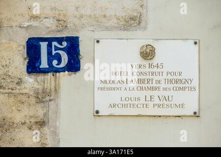 France, Paris, Ile Saint Louis, 15 Quai d'Anjou, plaque désignant Nicolas Lambert de Thorigny propriétaire, construite par le Vau Banque D'Images