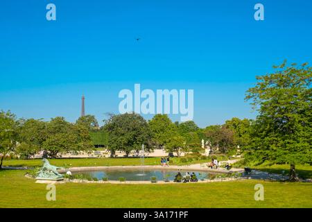 France, Paris, zone classée au patrimoine mondial de l'UNESCO, le jardin des Tuileries et la Tour Eiffel en arrière-plan Banque D'Images
