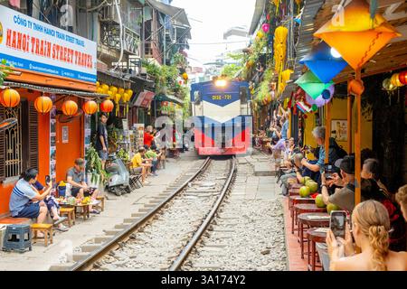 Vietnam, Hanoi, le vieux quartier colonial français, la rue du train, longue rue étroite où le train passe entre maisons et cafés Banque D'Images