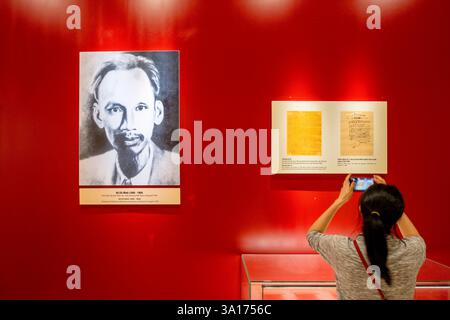 Vietnam, Hanoi, l'ancien quartier colonial français, le Musée de la Révolution, portrait de Ho Chi Minh Banque D'Images