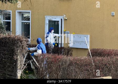 07 mars 2025, Saxe-Anhalt, Schönebeck : des techniciens médico-légaux obtiennent des preuves dans une maison. Un homme avait été abattu par la police la nuit précédente et est mort plus tard à l'hôpital. L'afghan aurait déjà menacé un Allemand de 26 ans et les policiers qui avaient été alertés. Photo : Thomas Schulz/dpa Banque D'Images