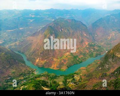 Vietnam, Haut-Tonkin, région de Dong Van, boucle de Ha Giang ou boucle de Ha Giang, col de ma Pi Leng, rivière Nho que Song (vue aérienne) Banque D'Images