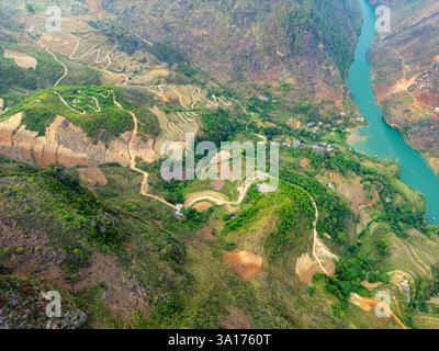 Vietnam, Haut-Tonkin, région de Dong Van, boucle de Ha Giang ou boucle de Ha Giang, col de ma Pi Leng, rivière Nho que Song (vue aérienne) Banque D'Images