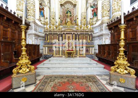 Italie, Sicile, Val di Noto (vallée de Noto), Modica classée au patrimoine mondial de l'UNESCO, cathédrale Saint-Pierre (Duomo di San Pietro Apostolo) partiellement reconstruite en style baroque en 1697 par Mario Spata et Rosario Boscarino après le grand tremblement de terre de 1693, le chœur, statue en bois représentant l'Immaculée conception au milieu, sur la statue de gauche de Saint Pierre, sur la statue de droite de Saint Paul, les trois statues ont été réalisées par un sculpteur de Napoli Pietro Padula entre 1773 et 1775 Banque D'Images
