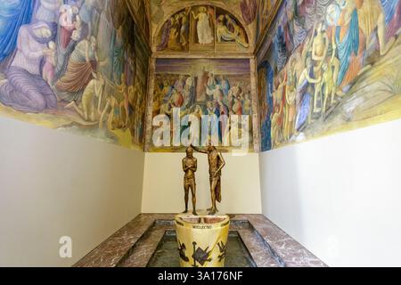 Italie, Sicile, Raguse, ville classée au patrimoine mondial de l'UNESCO, la cathédrale Saint-jean-Baptiste (cattedrale di San Giovanni Battista) construite au 18ème siècle dans le style baroque situé Piazza San Giovanni in Ragusa Superiore (ville haute), la chapelle du Baptistère, fresque du peintre Salvatore cascane en 1954, groupe de statues en bronze appelé le baptême de notre Seigneur fait par le sculpteur de Ragusa Carmelo Cappelo en 1955 Banque D'Images