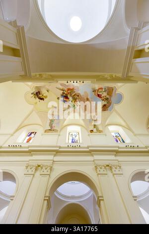 Italie, Sicile, Noto, ville baroque classée au patrimoine mondial de l'UNESCO, cathédrale San Nicolo dédiée à Saint Nicolas de Myre reconstruite après un tremblement de terre en 1776 dans le style baroque puis à nouveau certaines parties ont été reconstruites en 2007, fresque au plafond de la nef représentant l'Assomption de la Vierge et les quatre vertus cardinales, Justice, force, prudence et tempérance réalisées par le peintre Lino Frongia, vitraux vitraux de Francesco Mori Banque D'Images